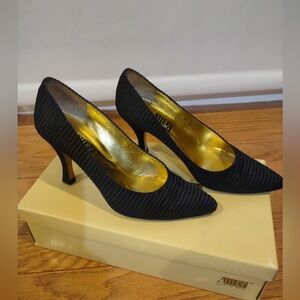 Vintage Allure Black Pumps - 6